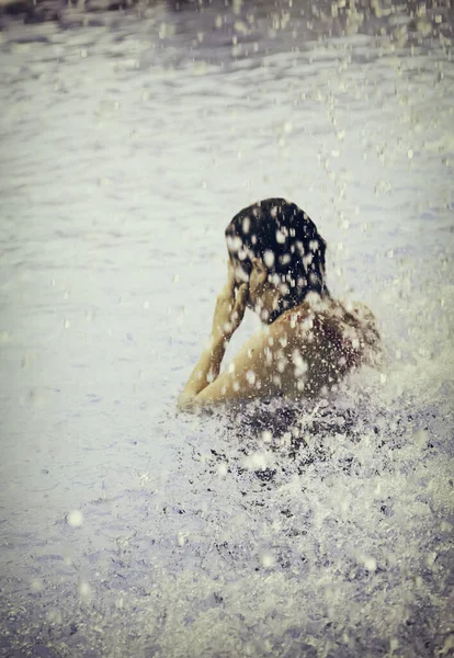 Γυναίκα Που Κολυμπούν Στην Πισίνα Σπα Καλοκαιρινές Διακοπές — Φωτογραφία Αρχείου