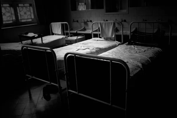 Παλιά Κρεβάτια Νοσοκομείου Λεπτομέρεια Από Παλιό Νοσοκομείο Για Τους Ασθενείς — Φωτογραφία Αρχείου