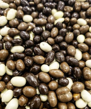 Çikolata kaplı fındıklar.