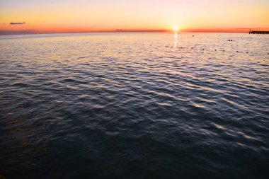 Denizin üzerinde renkli gün batımı