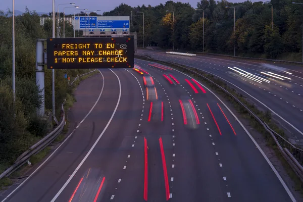 흐린 차량을 가진 브렉시트 화물 영국 고속도로 간판 — 스톡 사진