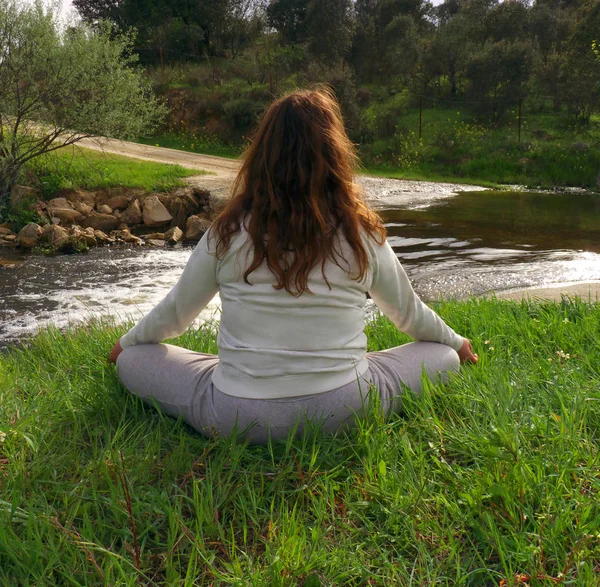 Mujer Meditando Frente Río Sentado Hierba Mujer Haciendo Yoga — Foto de Stock