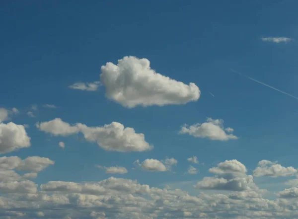 Sky Small White Fluffy Clouds Blue Sky Street Clouds — Stock Photo, Image