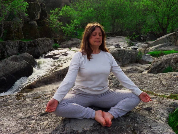 川の滝で瞑想している女性 女性は 森の中で瞑想し ヨガをする — ストック写真