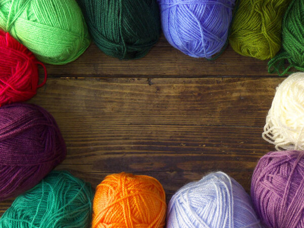 Красочная шерсть на старинном деревянном фоне
