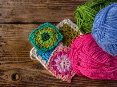 skeins ahşap tahta üzerinde renkli yün ve Büyükanne Meydanı