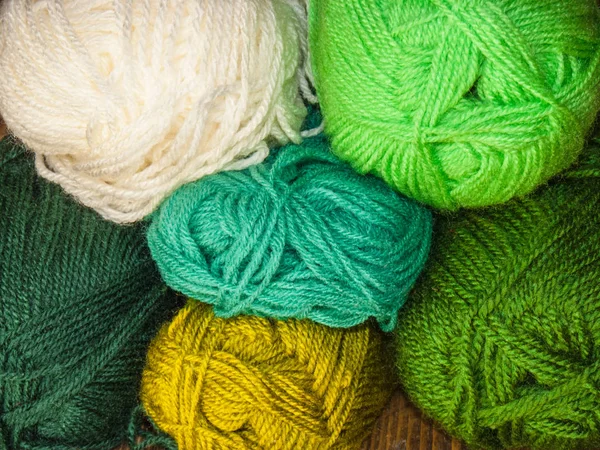 Renkli yün, yün yeşil tonlarda duvarına skeins