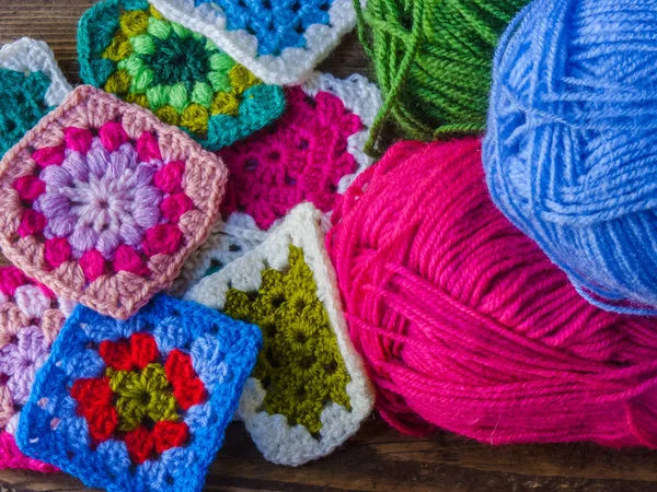 Skeins renkli yün ve tığ işi kare Büyükanne ile çalışmak