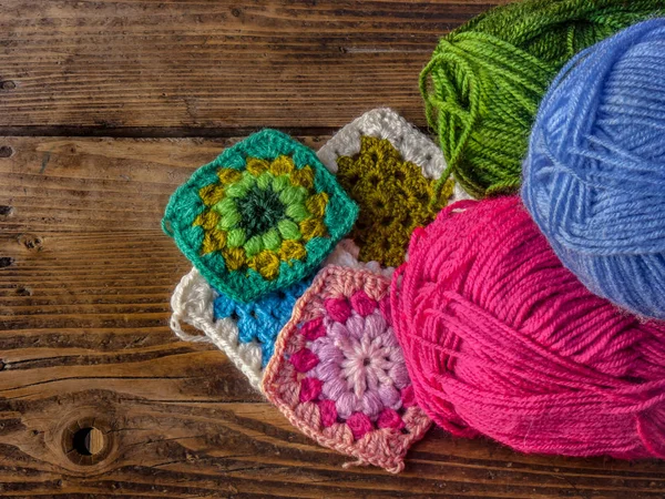 skeins ahşap tahta üzerinde renkli yün ve Büyükanne Meydanı