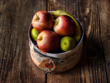 Natürmort koyu ahşap masa, sonbahar sahne bir vintage kutusunda elma