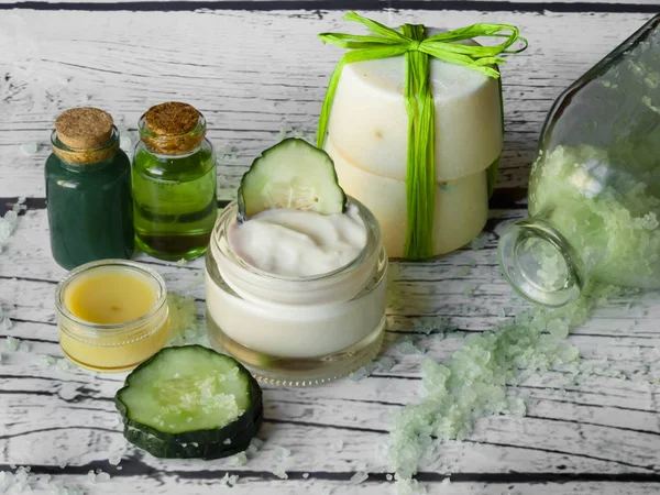 Ev yapımı spa ile doğal maddeler, salatalık. Yüz kremi, tonik, temizleyici, ruj ve salatalık banyo tuzları