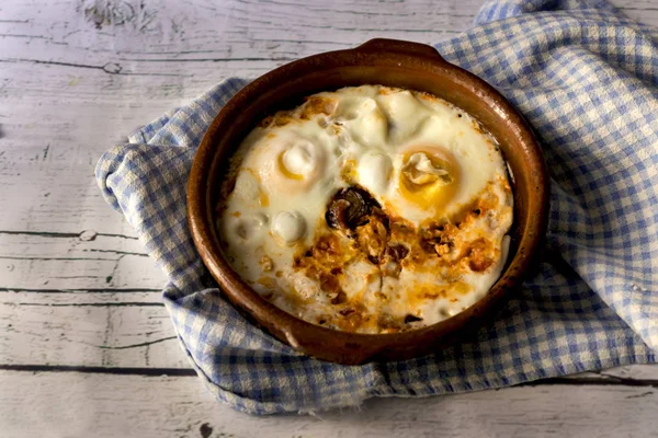 Huevos Fritos Maceta Barro Con Tomates Cebollas Sobre Fondo Madera —  Fotos de Stock