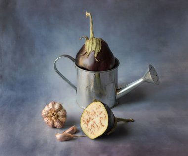 Patlıcan sarımsak, natürmort, koyu mavi zemin üzerine patlıcan ile natürmort