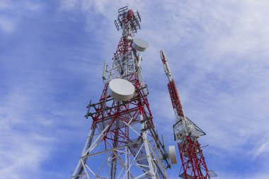 Cep telefonu anten kuleleri, mavi gökyüzü arka plan ile