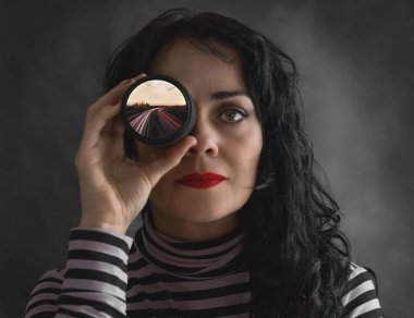 Onun gözünde, uzun pozlama fotoğraf ile fotoğraf makinesi lens ile esmer kadın