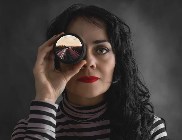 Onun gözünde, uzun pozlama fotoğraf ile fotoğraf makinesi lens ile esmer kadın