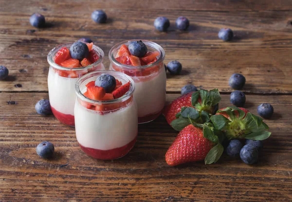 Delicioso Yogur Casero Con Mermelada Fresa Fresas Rodajas Arándanos Una — Foto de Stock