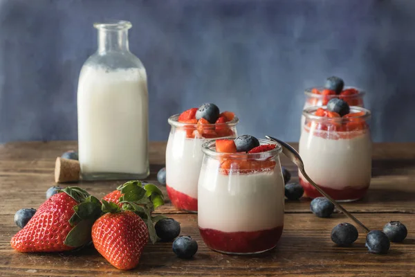 Martwa Natura Domowej Roboty Jogurt Dżemem Truskawkowym Kawałki Owoców Płycie — Zdjęcie stockowe