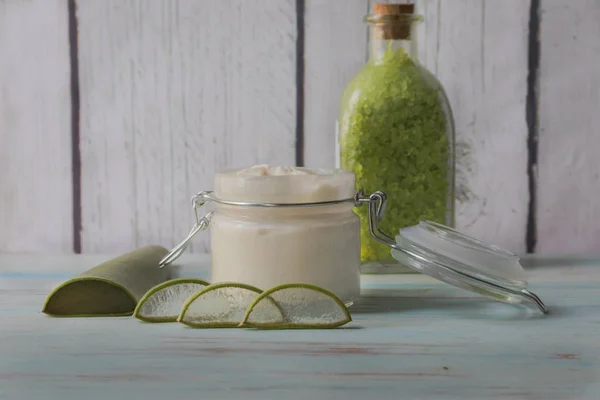 Ev yapımı aloe vera banyo tuzları ile krem