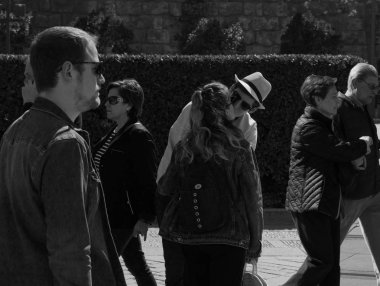 Kaç sokakta öpüşme aşk içinde