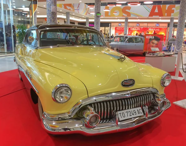 Buick Super 1949 en jaune crème et blanc — Photo