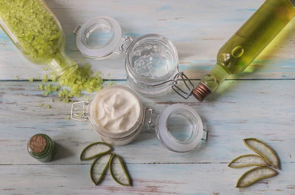 Grädde, gel och Aloe Vera badsalt. Hemlagad spa med naturliga ingredienser — Stockfoto