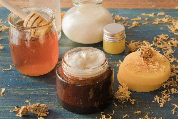 Domowe spa z naturalnymi składnikami nagietka, miód i wosk pszczeli — Zdjęcie stockowe