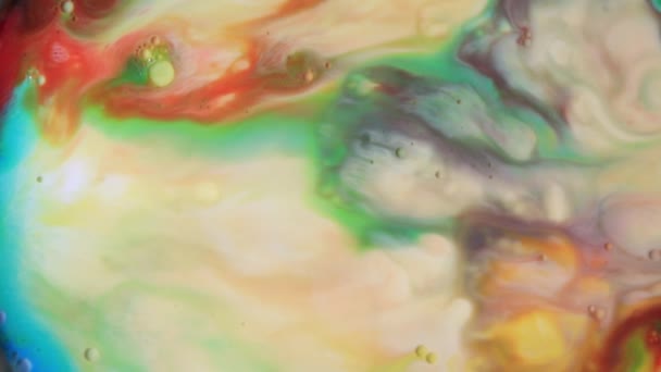 Krople Kolorowego Mieszania Farby Mleku Eksperyment Chemiczny Dla Dzieci Wirowania — Wideo stockowe