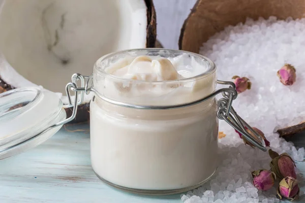 Mantequilla para el cuerpo de coco y rosas — Foto de Stock