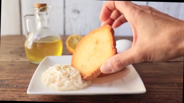 Menselijke Hand Smeren Toast Zelfgemaakte Mayonaise Met Citroen Olijfolie Hoge — Stockvideo