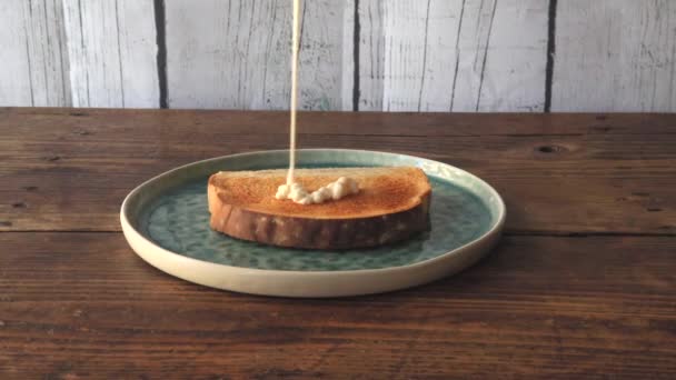 Mayonesa Que Cae Arriba Una Tostada Pan Plato Azul Cerámica — Vídeos de Stock