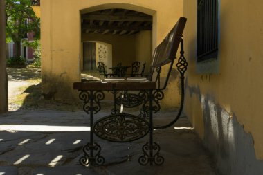 Terk edilmiş evde ahşap tezgah ve demir ocağı.