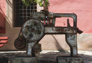 Granadilla, Caceres-İspanya 'da eski ve paslı bir makine.