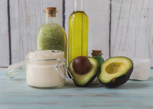 Doğal malzemelerle ev yapımı avokado spa.