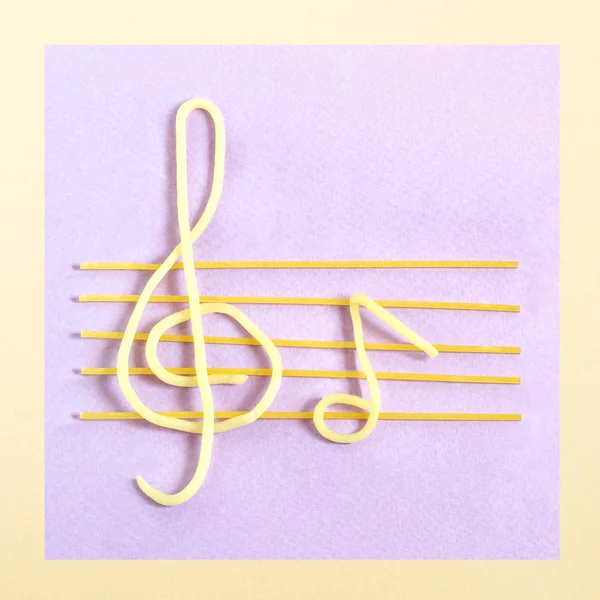 Espaguetis Como Personal Musical Sobre Fondo Violeta Pastel Estilo Minimalista —  Fotos de Stock
