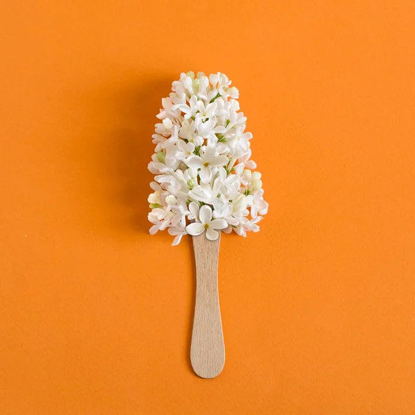 Virágai Fehér Orgona Bottal Mint Popsicle Sárga Háttéren Minimalizmus Kreatív — Stock Fotó