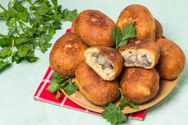 Deliciosas Empanadas Fritas Con Berenjena Queso Patatas Caseras Con Verduras —  Fotos de Stock