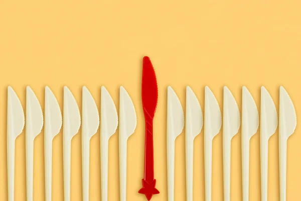 Cuchillo Plástico Rojo Entre Blanco Sobre Fondo Amarillo Estilo Mínimo — Foto de Stock