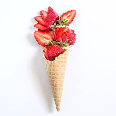 Çilek gözleme koni buket. En az tarzı. Lezzetli yaz tatlılar kavramı