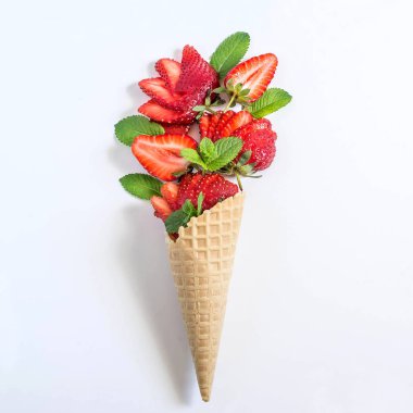 Çilek ve nane gözleme koni buket. En az tarzı. Lezzetli yaz tatlılar kavramı