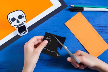 Çocuk dişlek kağıt oyuncaklar (kafatası ve Jack-o'-lantern) Cadılar Bayramı için yapar. Çocuk sanat projesi. DIY kavramı. Adım adım fotoğraf eğitimi. Adım 8. Kesip şapka