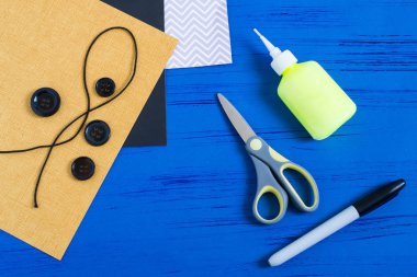 Çocuk örümcekler kartıyla Halloween için yapar. Çocuk sanat projesi. DIY kavramı. Adım adım fotoğraf eğitimi. Adım 1. Malzemeler ve araçlar hazırlanması