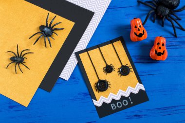 Çocuk örümcekler kartıyla Halloween için yapar. Çocuk sanat projesi. DIY kavramı. Adım adım fotoğraf eğitimi. Adım 8. Nihai sonuç