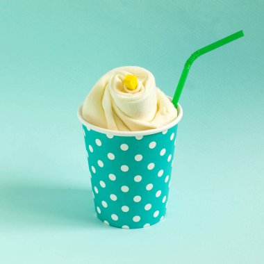 Kağıt bardak bezelye ile mavi pastel renkli payet ile çorap. Festival kokteyl taklit. En az tarzı. Yaratıcı bir fikir, hayal ve fantezi. Tatil kavramı