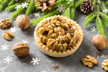 Somun kek limon reçel ve karamelize ceviz. Süslü Noel ağacı dalları. Lezzetli Noel tatlısı