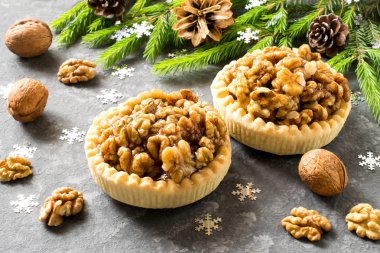 Limon reçel ve karamelize ceviz ile iki somun kek. Süslü Noel ağacı dalları. Lezzetli Noel tatlısı