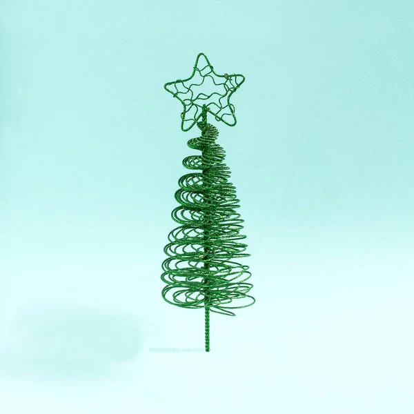 Kleiner Eleganter Weihnachtsbaum Aus Draht Auf Blauem Hintergrund Minimaler Stil — Stockfoto