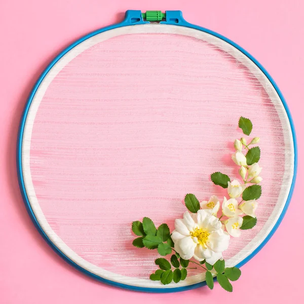 Hímzés Karika Rózsaszín Háttér Fehér Virág Elrendezése Kreatív Ünnepi Keretben — Stock Fotó