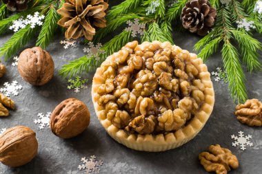 Somun kek limon reçel ve karamelize ceviz. Süslü Noel ağacı dalları. Lezzetli Noel tatlısı