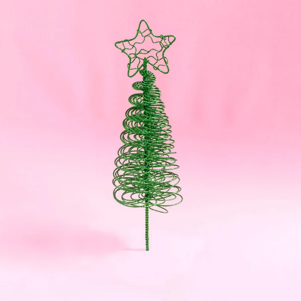 Pequeño Árbol Navidad Elegante Hecho Alambre Sobre Fondo Rosa Degradado — Foto de Stock